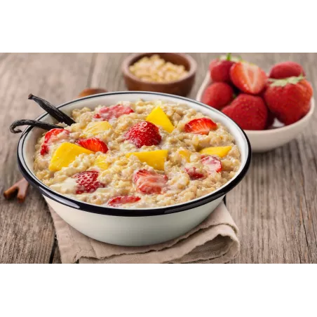 Rice porridge with strawberries, mango and vanilla